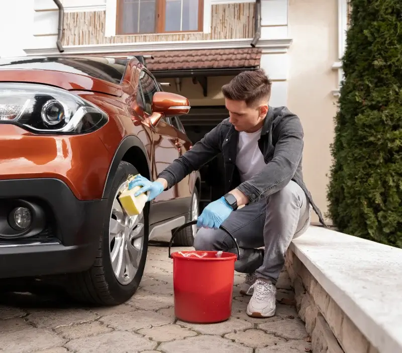 Lavage auto à domicile Ambillou : professionnel intervenant sur un véhicule